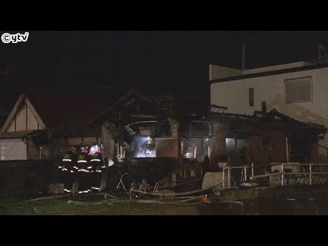 木造住宅が全焼し焼け跡から男性１人の遺体…この家の住人か　隣接する建物にも延焼　和歌山市