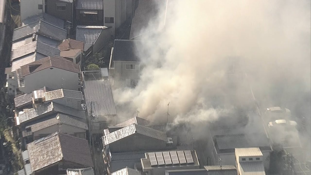 大阪市生野区の住宅で火事　男性が意識不明で搬送…２０代女性がケガ　消火活動中（2022年4月20日）