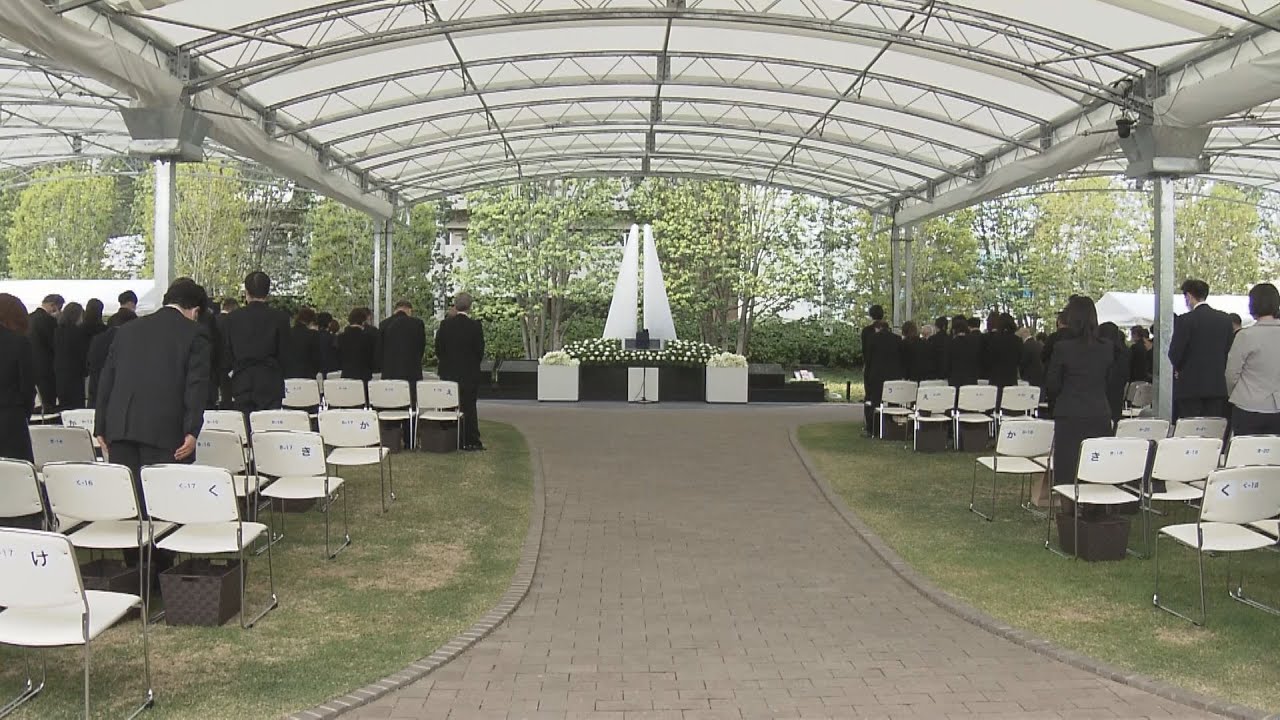 JR脱線衝突事故から17年 兵庫県尼崎市の現場で3年ぶりに追悼慰霊式 遺族らが祈りを捧げる