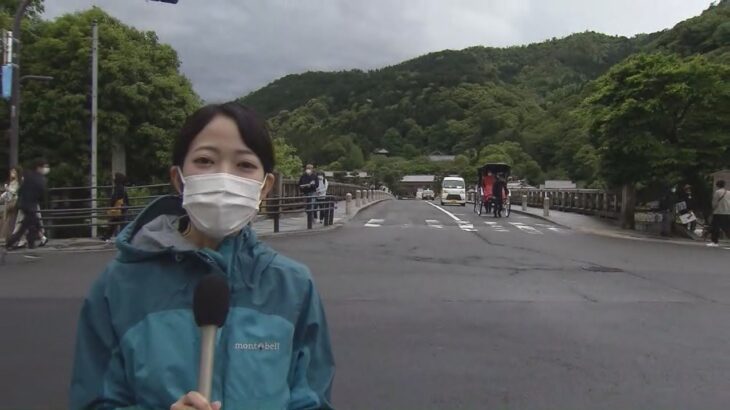 京都・嵐山「ゴールデンウイーク初日」は雨模様　３年ぶりの“制限なし”で賑わいに“期待”と“不安”
