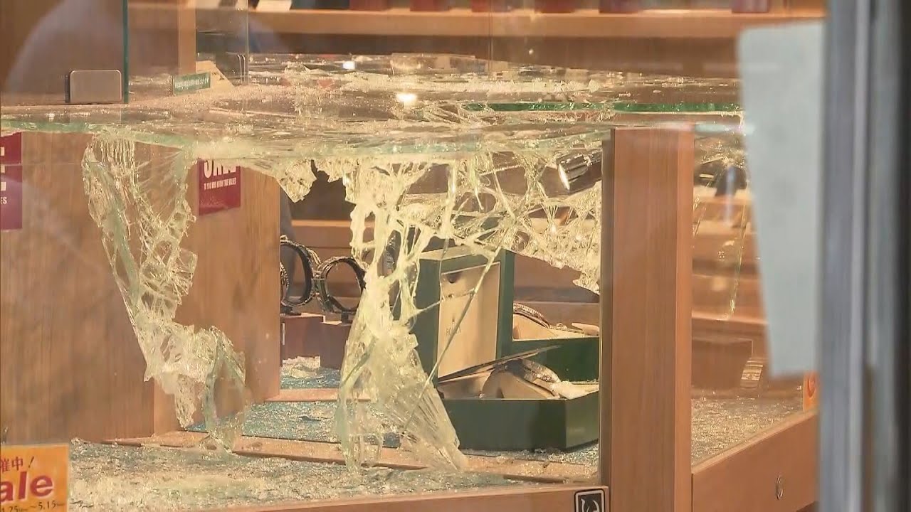 「強盗や」２人組がショーケース割りロレックスなど高級時計奪い逃走　被害数千万円か(2022年5月2日)