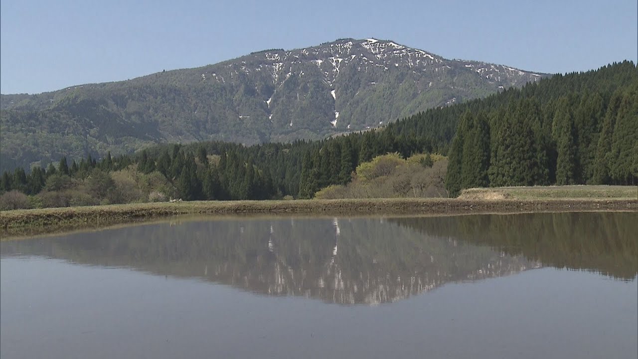【風物詩】棚田水面に映る“上下逆さま”で雪が残る「逆さ氷ノ山」　兵庫・養父市別宮