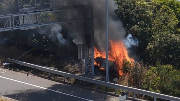 淡路島の自動車道で車が炎上　「タイヤがパンクしたかも…」乗っていた母親と子供３人がケガ