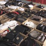 【独自】偽ブランド品のバッグなどを販売した疑い　中国籍の男５人を逮捕　約６５００点を押収
