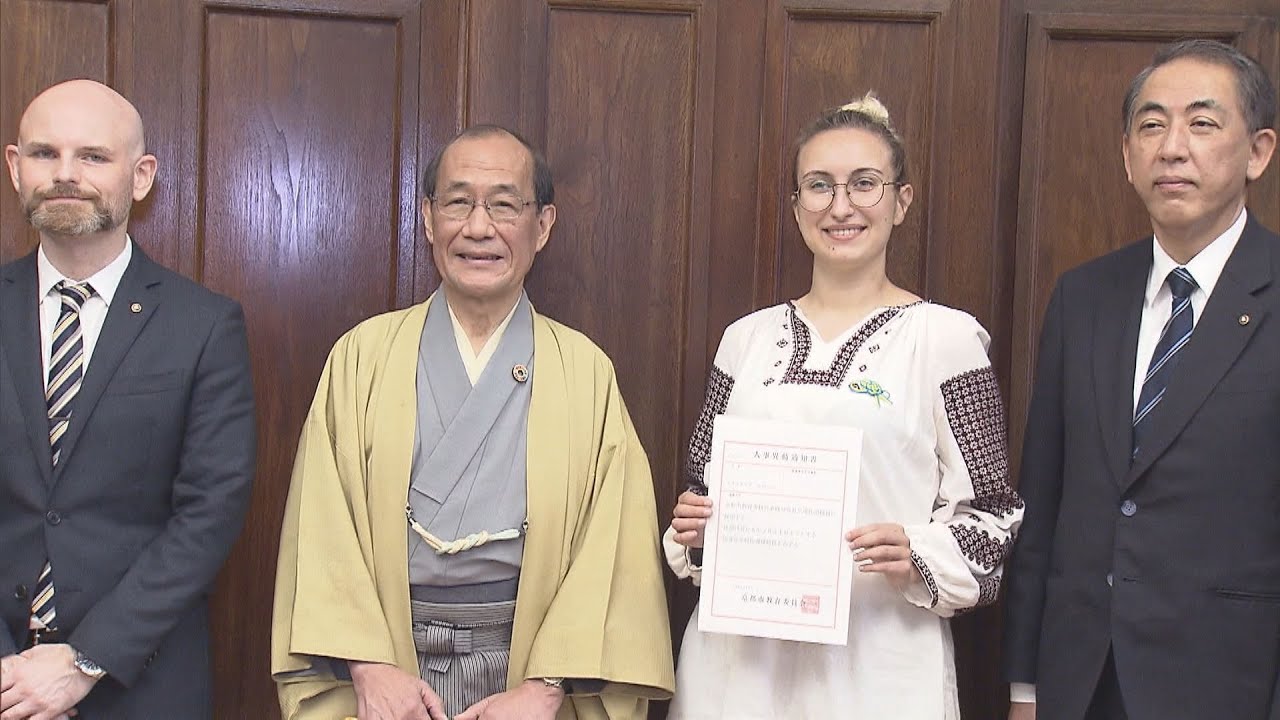 ウクライナ避難民の女性が高校職員に　京都市役所で辞令交付　市立日吉ケ丘高校で教壇に