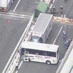 名神高速下り線で観光バス１台とトラック２台が接触事故　４人軽傷　大阪・豊中市