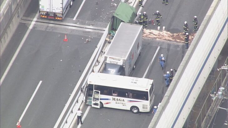 名神高速下り線で観光バス１台とトラック２台が接触事故　４人軽傷　大阪・豊中市
