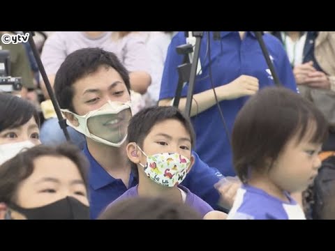 口元が透明「顔がみえマスク」耳が不自由な子どもたちの手話学習にと大阪府に寄贈
