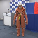 大阪の素材メーカー　海難救助用スーツ販売へ　知床沖の観光船沈没事故を受け　体温の低下を防ぐ
