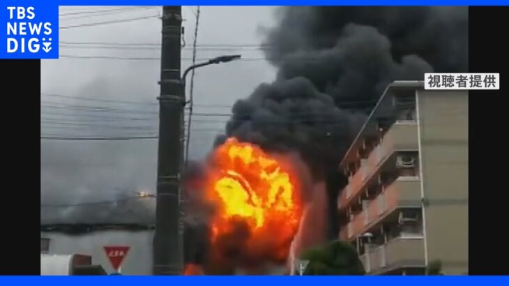 「仕事でストレスがあった」従業員の男（32）を放火の疑いで逮捕 埼玉・草加市の建築資材店全焼で｜TBS NEWS DIG