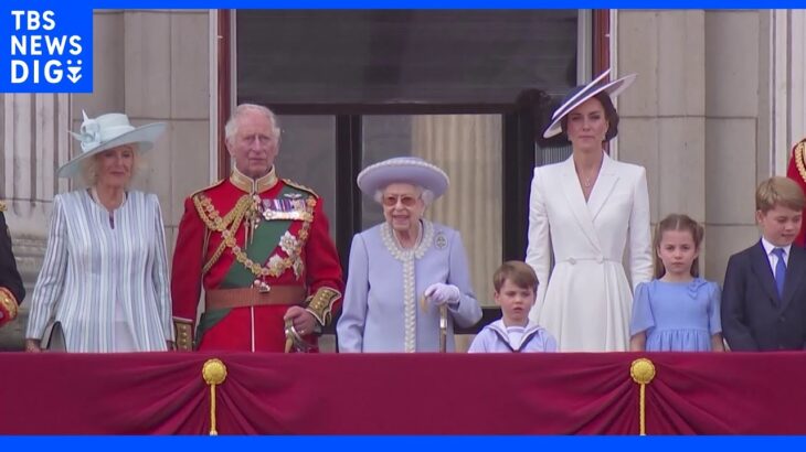 「プラチナ・ジュビリー」 96歳の英エリザベス女王、在位70年を祝う行事でバルコニーに姿｜TBS NEWS DIG