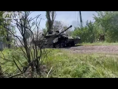 Zマークのロシア戦車にウクライナ兵が手榴弾投下 東部“最後の拠点”肉弾戦で火柱も(2022年6月5日)