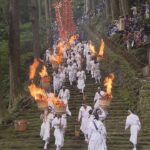 燃え盛る大松明を持って石段を練り歩く「那智の扇祭り」　観光客から大きな歓声　和歌山