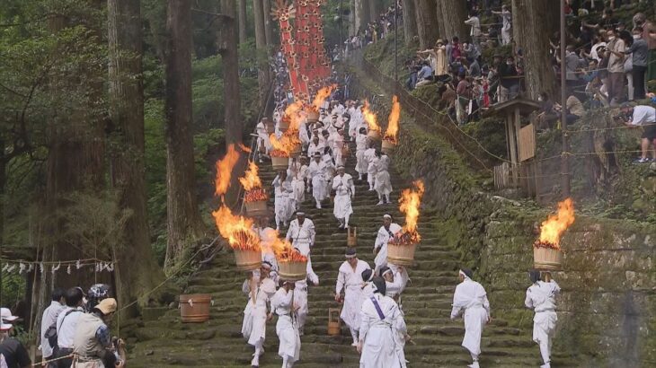 燃え盛る大松明を持って石段を練り歩く「那智の扇祭り」　観光客から大きな歓声　和歌山