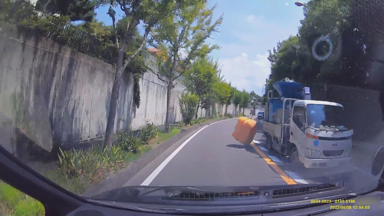 トラックから荷物落下の瞬間　車やバイクにぶつかり親子がケガ…警察が走り去ったトラックの行方追う
