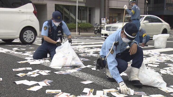 ５万枚のカレンダーが道路一面に…トラック荷台から落下、１時間にわたり交通規制　大阪・天神橋