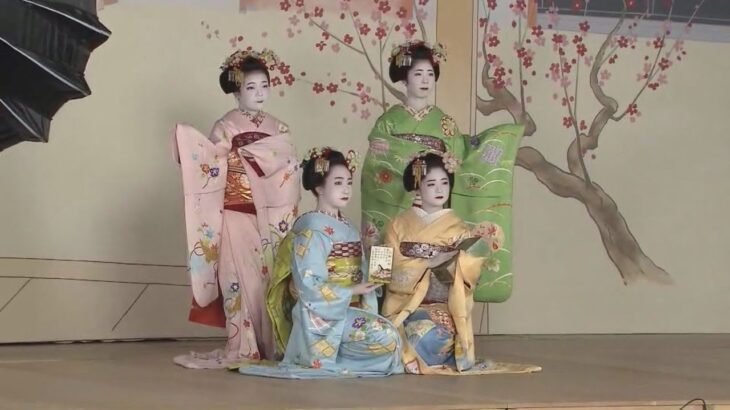 京都の秋を彩る「祇園をどり」３年ぶり開催へ　衣装お披露目　初舞台に挑む舞妓らが写真撮影