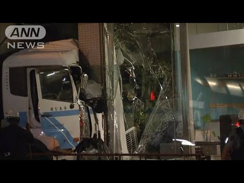 福島　トラックが店舗に突っ込む　3台が絡む事故　(2022年8月27日)