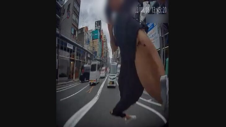 赤信号で停止中の車に男が飛び蹴り　ドライブレコーダーが捉えた一部始終　大阪市浪速区
