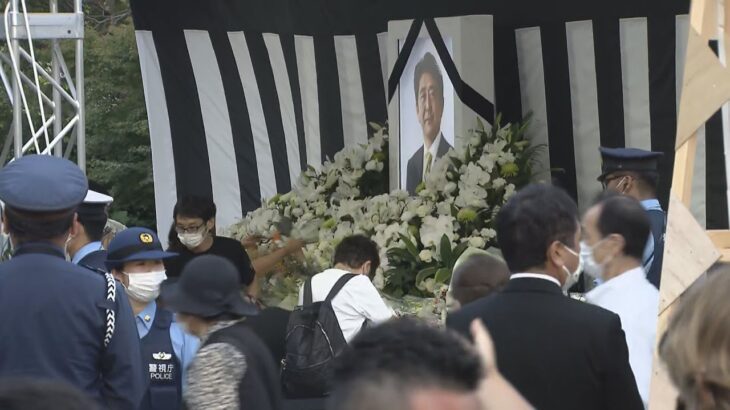 安倍元首相の国葬　一般献花に最長で３ｋｍの行列　夕方も献花する人が後を絶たず　反対デモも