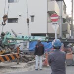 マンション建設現場で重機が横転　近くを歩いていた７０代女性が頭を切るケガ　大阪・西淀川区