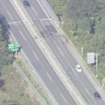 深夜の京都縦貫道で７７歳女性が運転する車が逆走　別の車と正面衝突し運転手２人死亡　４台が絡む事故
