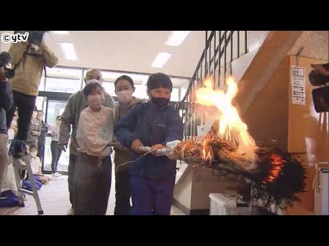 六甲山の小学校で恒例のストーブ火入れ式、児童らが木の板と棒で火種作り