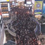大阪・道頓堀も「韓国のニュースが頭をよぎりました」ハロウィーンで仮装の若者ら集う（2022年10月31日）