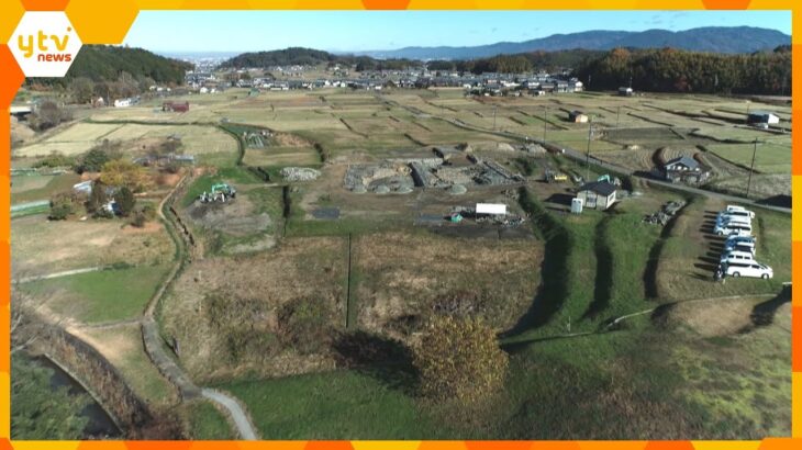 奈良・明日香村の飛鳥京跡　中枢部分を区切る大規模な塀の一部と建物の跡を発見