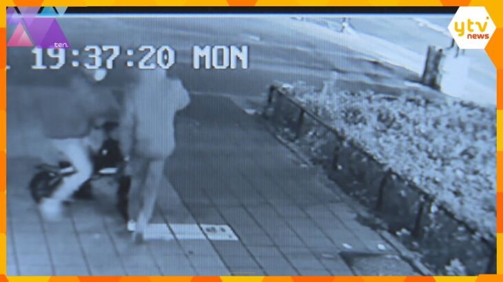 男２人にバッグを奪われた女性が、取り返そうと“つかみ合い”防犯カメラに一部始終　大阪・浪速区