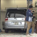 ７７歳運転の車がコンビニに突っ込む「気づいたら車が店の中に…」　客の男女２人けが