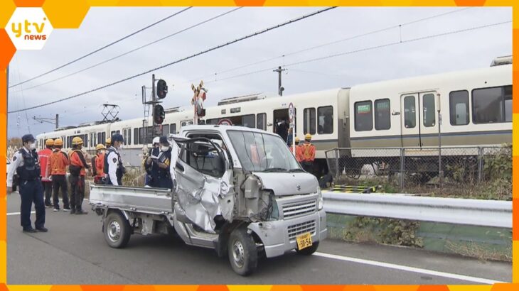 立ち往生の軽トラックに快速電車衝突　ＪＲ奈良線の踏切で、運転手・乗客にケガ人なし　京都・木津川