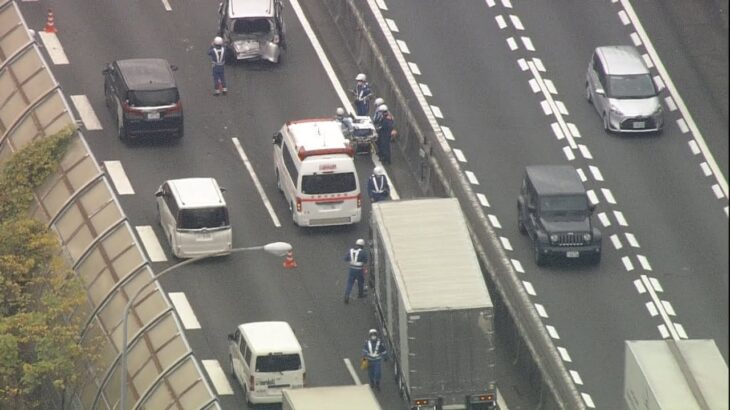 名神高速で車4台が絡む事故…5人が重軽傷　13ｋｍ手前では5台が絡む事故で1人が軽傷（2022年11月26日）