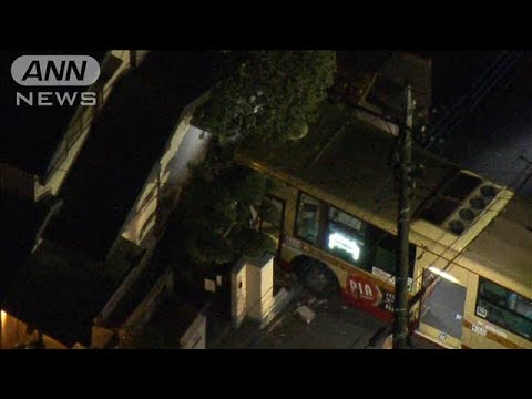 東京・町田市でバスが住宅に突っ込み乗客ら8人けが(2022年11月19日)