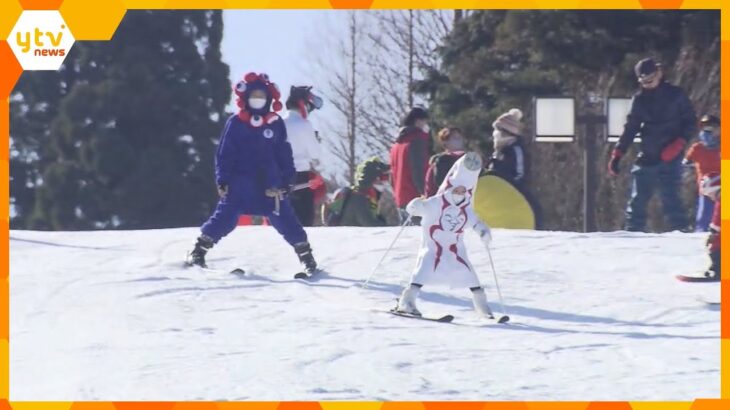 神戸・六甲山スキー場　関西のトップを切ってオープン！　「ミャクミャク」などに仮装し初すべり楽しむ
