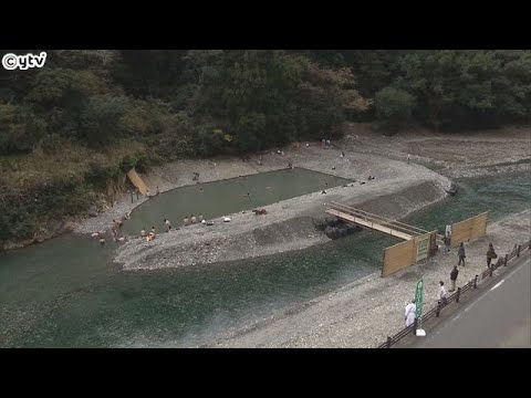 川原を掘れば温泉水が湧くことで知られる和歌山県田辺市の川湯温泉　今年も巨大な露天風呂がオープン　来年の２月末まで