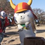 『ひこにゃん』が「よいしょ、よいしょ」と餅をつく　国宝・彦根城で鏡餅作り（2022年12月13日）