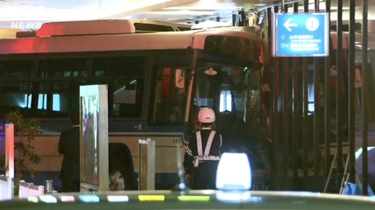 【運転操作誤った…】運転手の男逮捕…阪神バスが商業施設に突っ込む　施設内の女性や通行人の女性らケガ(2022年12月14日)
