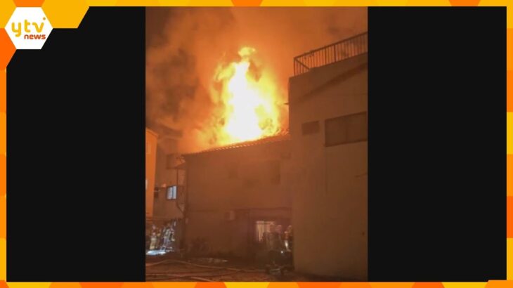 大阪市城東区で住宅３棟燃える火事　消防車など３７台出動　火元の住宅に親子３人が就寝中も避難し無事