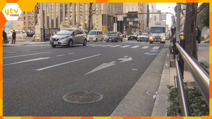大阪・ミナミの交差点でひき逃げ　通行人の男性は５ｍはね飛ばされ意識不明の重体　車は現在も逃走中
