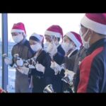 関空でJALのクリスマスイベント　スタッフによるハンドベルの演奏でムード盛り上げる（2022年12月25日）