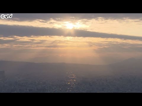 大阪の「あべのハルカス」で「初日の出」鑑賞会が行われ、参加者らは地上３００メートルの高さで初日の出を楽しみました。
