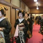 京都・祇園で「舞妓さんたちの始業式」艶やかな出で立ちで集まり新年の挨拶を交わす(2023年1月8日)