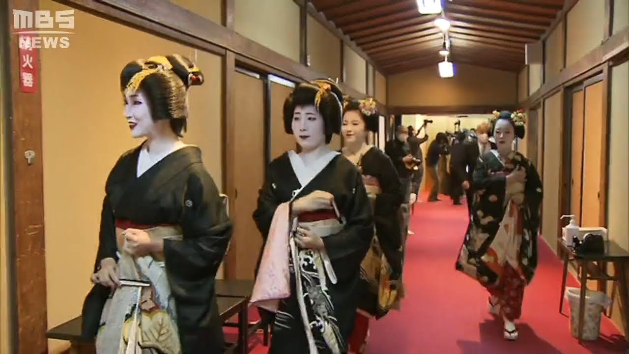 京都・祇園で「舞妓さんたちの始業式」艶やかな出で立ちで集まり新年の挨拶を交わす(2023年1月8日)