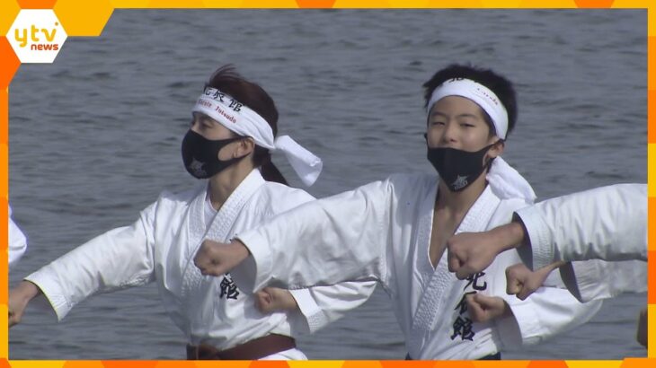 新春恒例　琵琶湖で空手の寒稽古　約３０人が腰まで水につかり、鍛えた技を披露　滋賀・守山市