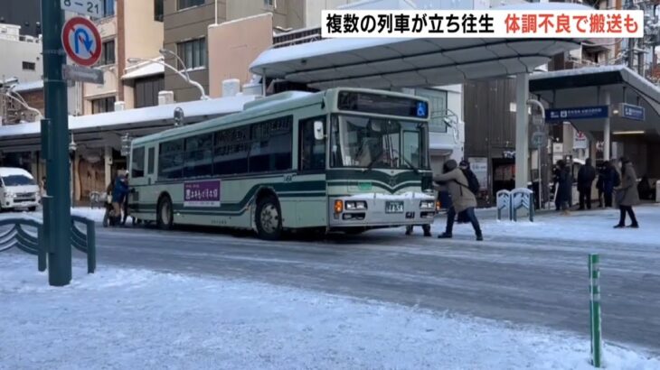 雪で動けなくなったバスを通行人らが押す様子も…道路では路面凍結など各地で事故（2023年1月25日）
