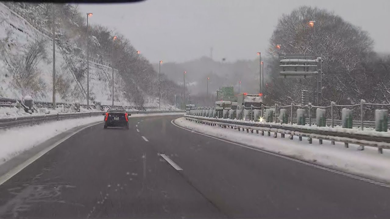 滋賀県内の名神高速でも最大３０ｋｍの渋滞が発生　スタッドレスタイヤで走行するなど注意が必要