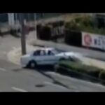 【瞬間映像】タクシーが暴走…4人死傷　車線横切り歩道に突っ込む…フロントから白い煙　74歳タクシー運転手の男を再逮捕　大阪・生野区