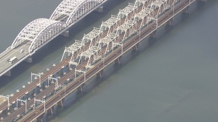 阪急京都線の淀川にかかる鉄橋上で男性がはねられ死亡　橋は長さ６８６ｍ、侵入できるような場所はなし