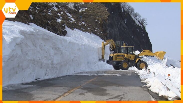伊吹山ドライブウェイで除雪作業　４月の全線開通を前に　８合目付近では３メートルほどの雪残る